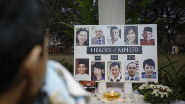 ARCHIVO - Un niño se limpia las lágrimas durante una oración especial el martes 8 de marzo de 2016 en Kuala Lumpur, Malasia, luego de que el vuelo 370 de Malaysia Airlines se estrelló en el océano. (AP Foto/Joshua Paul, Archivo)
