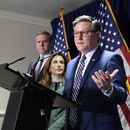 El presidente de la Cámara de Representantes Mike Johnson, acompañado por el representante Jeff Hurd (izquierda), la presidenta de la conferencia republicana, Lisa McClain, y el líder de la mayoría en la Cámara de Representantes, Steve Scalise, durante una conferencia de prensa en la sede del Comité Nacional Republicano, en Washington, el miércoles 22 de enero de 2025. (AP Foto/J. Scott Applewhite)