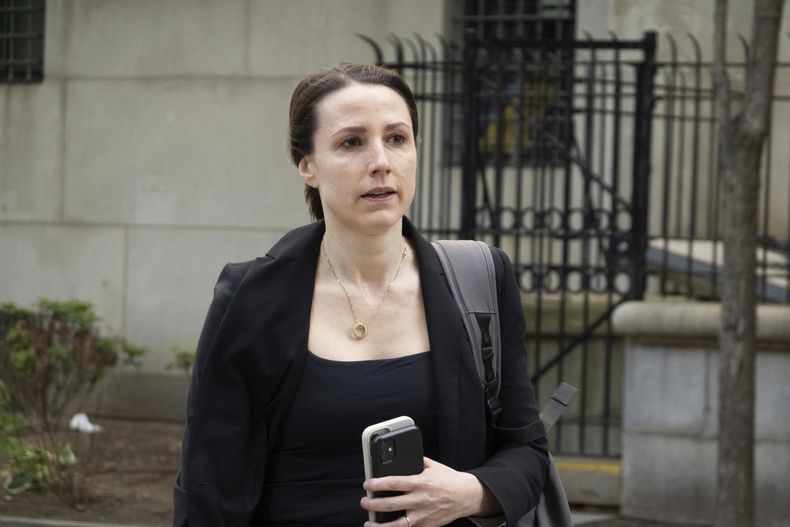 La fiscal Christy Slavik ingresa a la corte durante el juicio por tráfico sexual de Sean Diddy Combs el lunes 19 de mayo de 2025. (Foto AP/Ted Shaffrey)