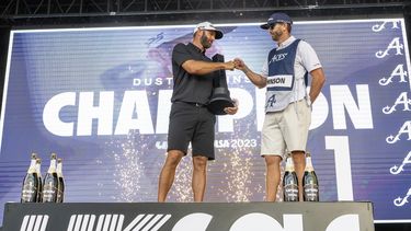 En foto del 14 de mayo del 2023, l campeón individual Dustin Johnson y su caddie Austin Johnson celebra en el podio durante la ceremonia de trofeo en el torneo LIV Golf Tulsa e Cedar Ridge Country Club. El martes 6 de junio del 2023, la PGA, la Gira Europa se unirán en una empresa comercial con el fondo saudí y con lo que llega a su fin la demanda de LIV Golf. (Amy Kontras/LIV Golf via AP)