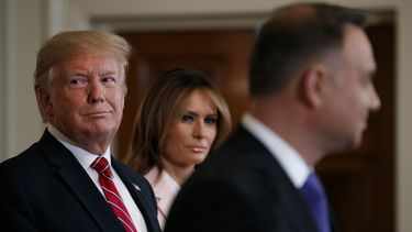 Trump quiere escuchar “basura extranjera” sobre oponentes