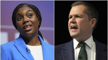 En esta combinación de imágenes se muestra a los dos candidatos a liderar el Partido Conservador británico, Kemi Badenoch y Robert Jenrickon, durante sus intervenciones en la Conferencia del Partido Conservador en Birmingham, Inglaterra, el 2 de octubre de 2024. (AP Foto/Kin Cheung)