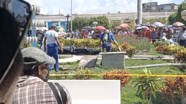 autoridades extraen un cadaver de una cisterna en un parque del oriente cubano