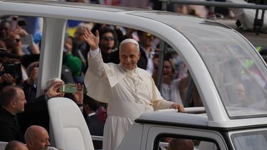 El papa León XIV saluda a la multitud desde el papamóvil al finalizar una misa el domingo 5 de octubre de 2025 en la Plaza de San Pedro, en el Vaticano. (AP Foto/Alessandra Tarantino)