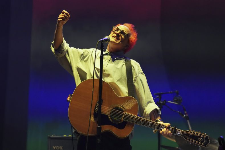 El cantante y compositor Fran Healy de la banda británica Travis, durante su concierto en el Corona Capital en la Ciudad de México el sábado 16 de noviembre de 2024. (Foto AP/Eduardo Verdugo)