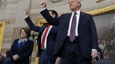 El presidente Donald Trump, al centro, acompañado del vicepresidente JD Vance, después de tomar posesión como el 47mo mandatario de Estados Unidos durante la 60ma Investidura Presidencial en la Rotonda del Capitolio, el lunes 20 de enero de 2025, en Washington. (AP Foto/Morry Gash, Pool)