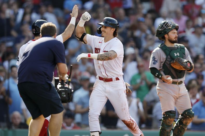 Jarren Duran de los Medias Rojas de Boston celebra su jonrón de dos carreras frente a Shea Langeliers de los Atléticos de Oakland en la segunda entrada del juego del sábado 8 de julio del 2023. (AP Foto/Michael Dwyer)
