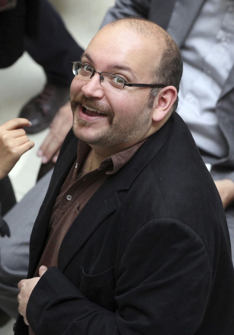 En esta imagen de archivo del 11 de abril de 2013, Jason Rezaian, un corresponsal estadounidense-iran&iacute; del Washington Post, sonr&iacute;e duranteun acto de campa&ntilde;a del presidente Hassan Rouhani en Teher&aacute;n, Ir&aacute;n. El periodista l