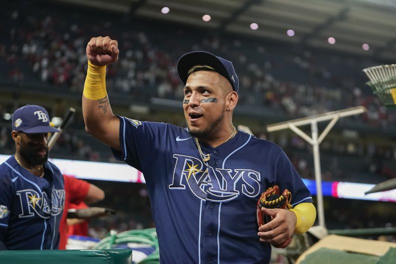 El mexicano Isaac Paredes, de los Rays de Tampa Bay, festeja la victoria sobre los Angelinos de Los Ángeles, el viernes 18 de agosto de 2023 (AP Foto/Ryan Sun)