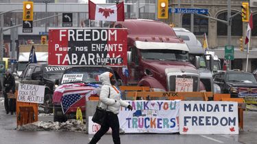camioneros bloquean transito comercial canada-eeuu por mandato de vacunas