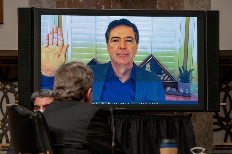 ARCHIVO - El exdirector del FBI James Comey presta juramento por videoconferencia antes de testificar durante una audiencia de la Comisión de Asuntos Jurídicos del Senado en el Capitolio en Washington, el 30 de septiembre de 2020, para examinar la investigación del FBI Crossfire Hurricane. (Ken Cedeño/Pool vía AP/Archivo)