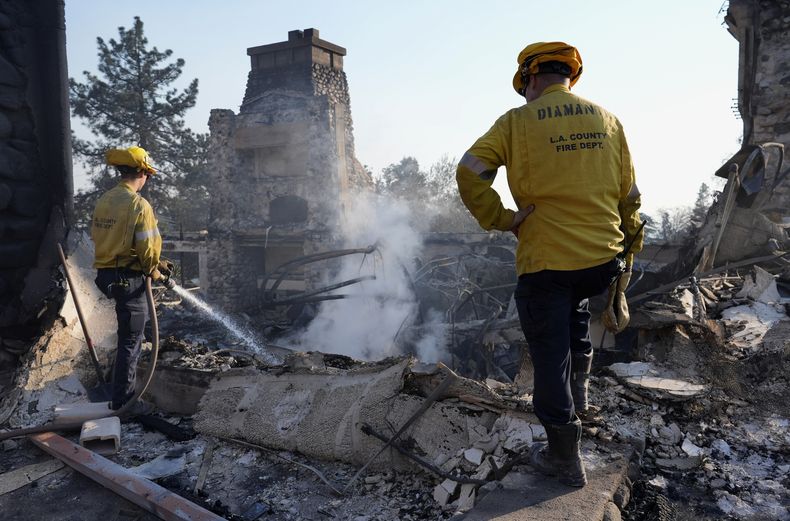 Bomberos apagan los restos humeantes del William D. Davies Memorial Building, un centro recreativo construido en 1934 en Charles S. Farnsworth Park, el 10 de enero de 2025, en Altadena, California. (AP Foto/Chris Pizzello)