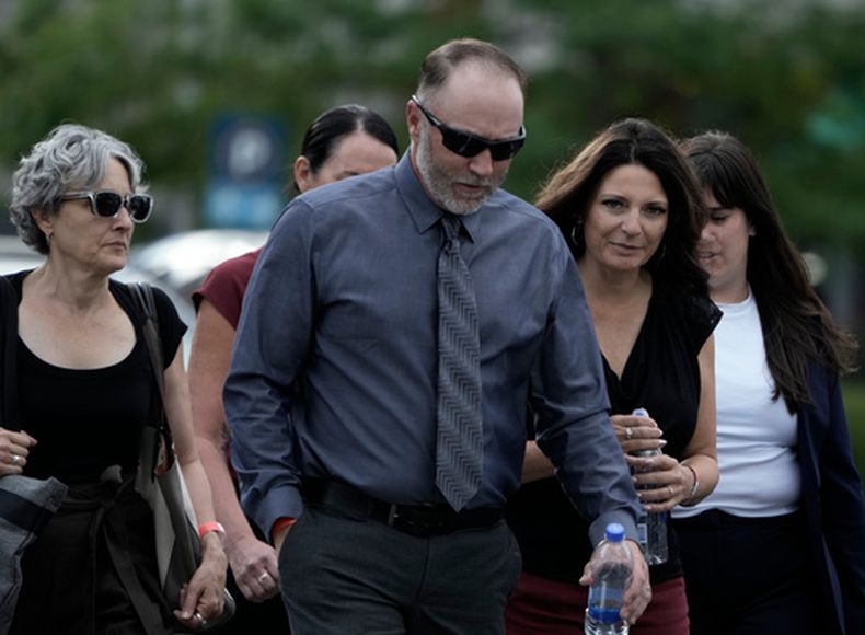 Matt Robinson y Amber Robinson – los padres de Tyler Robinson, el hombre acusado de matar a Charlie Kirk -- llegan al tribunal en Provo, Utah, el 7 de julio del 2026. (AP foto/Spenser Heaps)