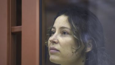 ARCHIVO - Ksenia Karelina, también conocido como Khavana sentada en una celda de cristal en una sala del tribunal en Ekaterimburgo, Rusia, el jueves 15 de agosto de 2024. (AP Foto/Archivo)
