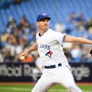 Chris Bassitt, abridor de los Azulejos de Toronto, hace un lanzamiento ante los Bravos de Atlanta durante el juego del viernes 12 de mayo de 2023 (Christopher Katsarov/The Canadian Press via AP)