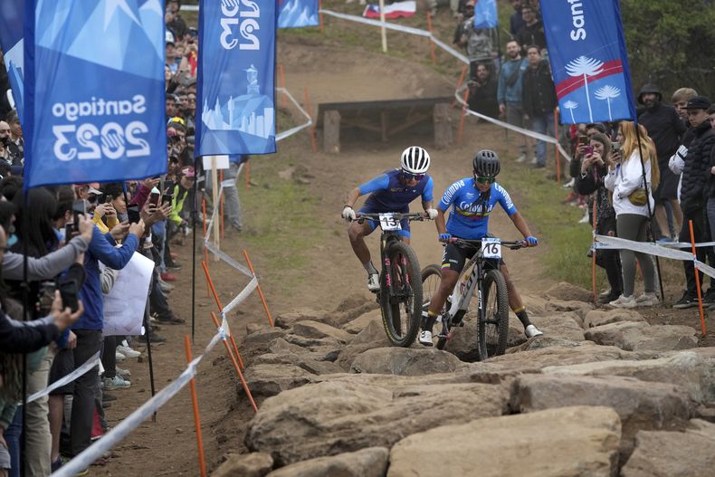 La guatemalteca Florinda de León (izquierda) y la colombiana Angie Lara, compiten en la final de la prueba femenina de bicicleta de montaña de los Juegos Panamericanos en Santiago, Chile, el 21 de octubre de 2023. (AP Foto/Dolores Ochoa)