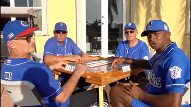 la guerra de las canciones llega al terreno de beisbol