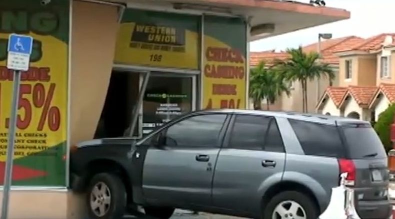 Un auto se estrella contra una tienda de cobro de cheques en Hialeah y causa severos daños.