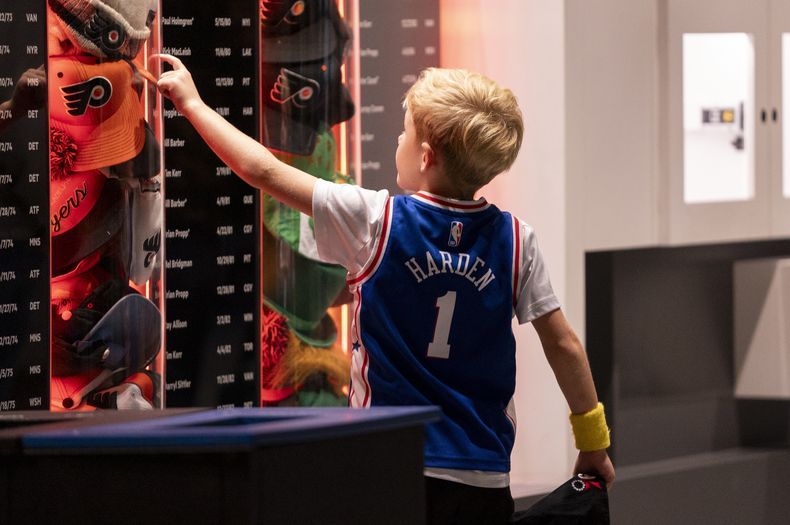 Un niño, con un jersey de James Harden, mira mercancía antes de un encuentro entre los 76ers de Filadelfia y los Hawks de Atlanta, el viernes 20 de octubre de 2023 (AP Foto/Chris Szagola)