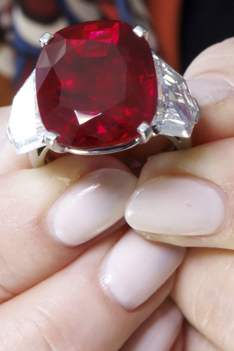 El rubí Sunrise de 25,59 quilates en un anillo de diamantes diseñado por Cartier, con un precio estimado entre 14 y 18 millones de francos suizos es mostrado durante un recorrido por la exposición The World of Heidi Horten con 700 piezas de joyeria de la fallecida multimillonaria austriaca Heidi Horten en la casa de subastas Christies en Ginebra, Suiza, el lunes 8 de mayo de 2023. (Salvatore Di Nolfi/Keystone vía AP)