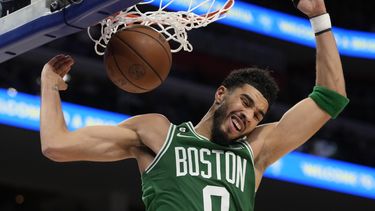 Tatum brilla con 43; Celtics ganan 6to duelo seguido