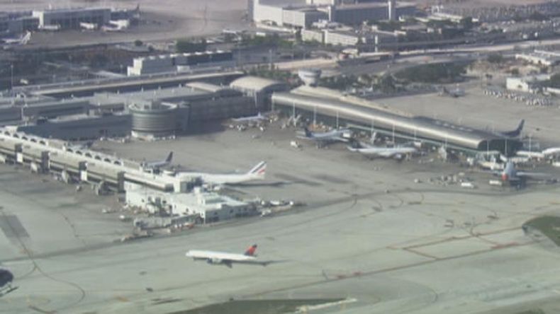 Policía de Miami-Dade en el aeropuerto para examinar el paquete sospechoso.