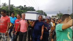 protestas en funeral del balsero devuelto que se ahorco en prision