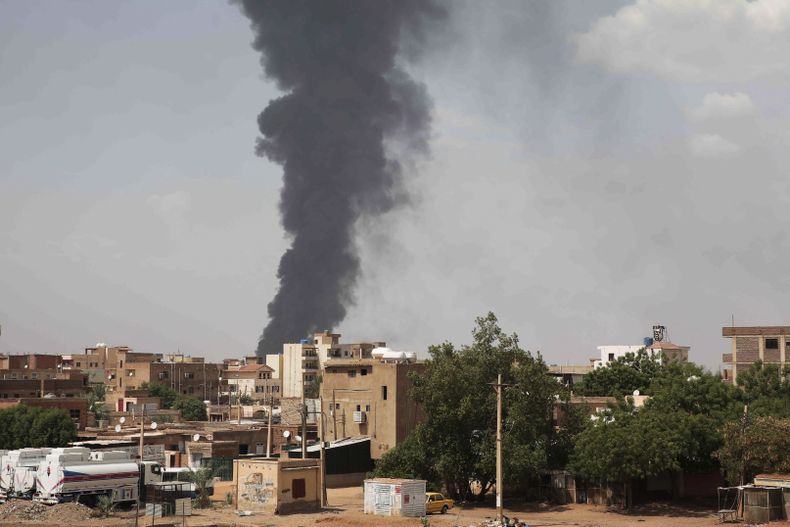 Archivo - Una columna de humo emerge de Jartum, Sudán, el 8 de junio de 2023, mientras continúan los combates entre el ejército sudanés y las paramilitares Fuerzas de Apoyo Rápido. (AP Foto, Archivo)