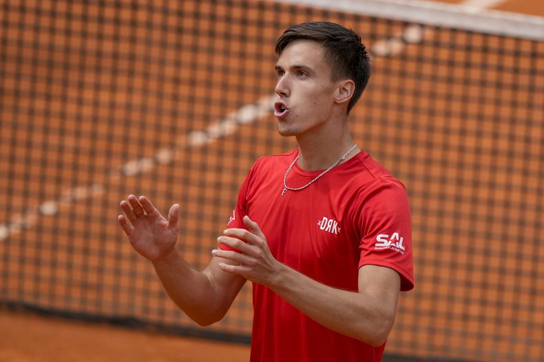 Fabian Marozsan celebra tras derrotar a Carlos Alcaraz en el Abierto de Italia, el lunes 15 de mayo de 2023, en Roma. (AP Foto/Andrew Medichini)