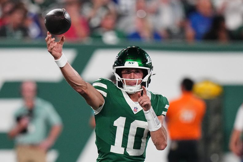 El mariscal de campo de los Jets de Nueva York, Cade Klubnik (10), realiza un lanzamiento durante la primera mitad de un partido de fútbol americano de pretemporada contra los Giants de Nueva York, el viernes 28 de agosto de 2026, en East Rutherford, Nueva Jersey. (Foto AP/Frank Franklin II)