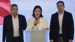 Keiko Fujimori, candidata presidencial del partido Fuerza Popular, habla flanqueada por los candidatos al Congreso Luis Galarreta, a la izquierda, y Micky Torres, a la derecha, tras el cierre de las urnas en las elecciones generales en Lima, Perú, el domingo 12 de abril de 2026. (AP Foto/Gerardo Marin) Keiko Fujimori, candidata presidencial del partido Fuerza Popular, habla flanqueada por los candidatos al Congreso Luis Galarreta, a la izquierda, y Micky Torres, a la derecha, tras el cierre de las urnas en las elecciones generales en Lima, Perú, el domingo 12 de abril de 2026. (AP Foto/Gerardo Marin)