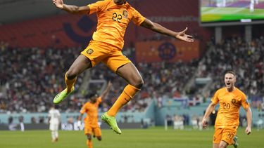 Dumfries se lleva el cariño de Van Gaal y toda Holanda
