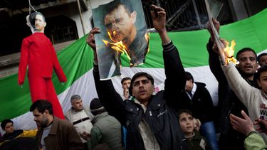 americateve | Fotograf&iacute;a de archivo del 26 de febrero de 2012, de personas quemando retratos del presidente sirio, Bashar Assad, durante una manifestaci&oacute;n contra su gobierno en las afueras de Idlib, Siria. (Foto AP/Rodrigo Abd, Archivo)