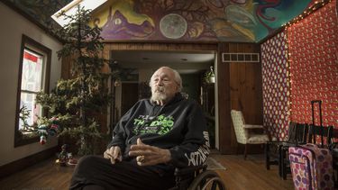 ARCHIVO - John Sinclair habla en la Cafeteriá de la Fundación John Sinclair, el 26 de diciembre de 2018, en Detroit. Sinclair, un poeta, productor musical y figura de la contracultura cuya larga sentencia de prisión por posesión de marihuana inspiraron una canción de John Lennon y un concierto lleno de estrellas en 1971 para liberarlo, murió a los 82 años el martes 1 de abril de 2024 en el Detroit Receiving Hospital por insuficiencia cardíaca congestiva luego de una enfermedad, dijo su publicista Matt Lee. (Junfu Han/Detroit Free Press via AP, archivo)