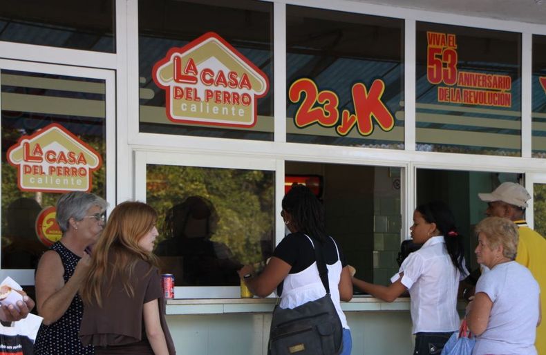 La casa del perro caliente en la calle 23 del Vedado, frente a la heladería Coppelia.