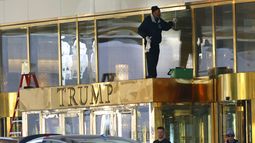 Un trabajador limpia las ventanas del Hotel Internacional Trump, el jueves 2 de enero de 2025, en Las Vegas. (Bizuayehu Tesfaye/Las Vegas Review-Journal via AP)