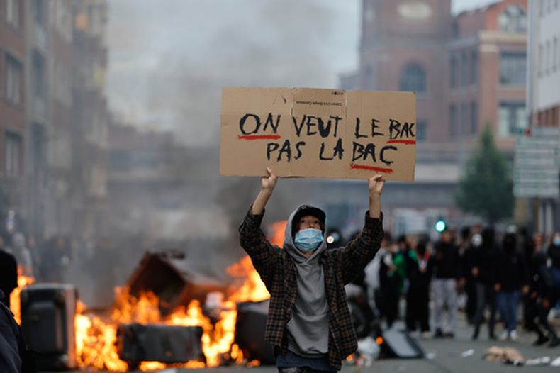 Una protesta en Lille, Francia, el 1 de octubre del 2026. (AP foto/Jean-Francois Badias)