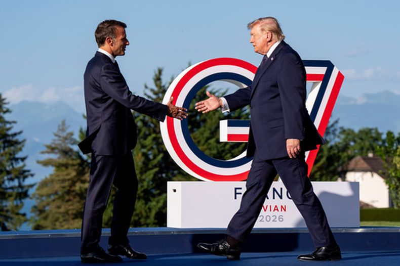 Emmanuel Macron, presidente de Francia, recibe al presidente de Estados Unidos, Donald Trump, en la cumbre del G7 en Evian-les-Bains, Francia, el lunes 15 de junio de 2026. (Christopher Katsarov/The Canadian Press via AP)