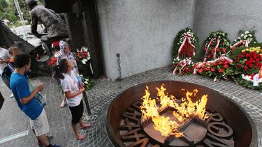 americateve | Algunas personas frente al monumento que conmemora el Levantamiento de Varsovia el 1 de agosto del 2014. Polonia record&oacute; ese d&iacute;a a los combatientes y las v&iacute;ctimas de una rebeli&oacute;n en 1944 contra los alemanes nazis depositando co