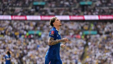 ARCHIVO - Alejandro Garnacho, del Chelsea, reacciona tras fallar una oportunidad de gol durante el partido de semifinales de la FA Cup entre el Chelsea y el Leeds en Londres, el 26 de abril de 2026. (Foto AP/Alastair Grant, Archivo)