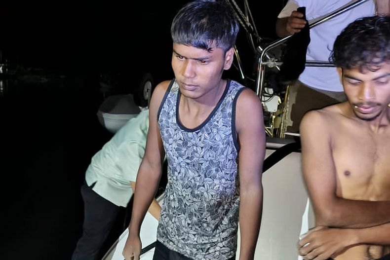 Esta foto publicada por la Agencia de Vigilancia Marítima de Malasia muestra a migrantes entregados a las autoridades tras ser rescatados de un velero en aguas de la isla turística de Langkawi, Malasia, el sábado 8 de noviembre de 2025. (Agencia de Vigilancia Marítima de Malasia via AP)