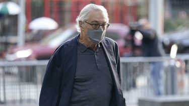 El actor Robert De Niro llega a un tribunal en Nueva York el martes 31 de octubre de 2023. De Niro continúa su testimonio en una demanda de 12 millones de dólares interpuesta por su exasistente, Graham Chase Robinson. De Niro contrademandó a Robinson, acusándola de cobrar gastos personales a su empresa. (Foto AP/Seth Wenig)