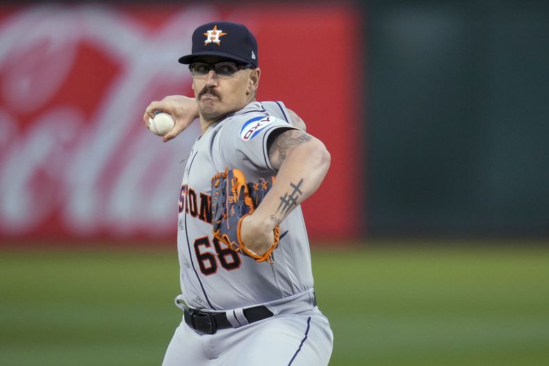 J.P. France, de los Astros de Houston, realiza un pitcheo en el encuentro del jueves 20 de julio de 2023, ante los Atléticos de Oakland (AP Foto/Godofredo A. Vásquez)