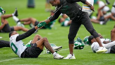 El entrenador de los Jets de Nueva York Aaron Glenn saluda a sus jugadores durante un entrenamiento, el miércoles 29 de julio de 2026, en Florham Park, Nueva Jersey. (AP Foto/Seth Wenig)