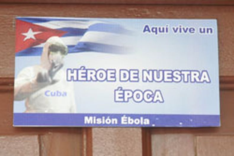 Placas colocadas en las casas de los profesionales de la salud granmenses enviados a África para combatir el ébola.