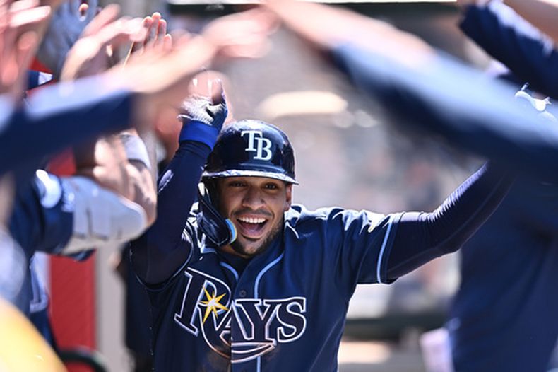 Victor Mesa Jr., de los Rays de Tampa Bay, es felicitado por sus compañeros después de batear un jonrón de dos carreras durante la octava entrada del juego de béisbol de Grandes Ligas ante los Angelinos de Los Ángeles, el domingo 14 de junio de 2026, en Anaheim, California. (AP Foto/William Liang)
