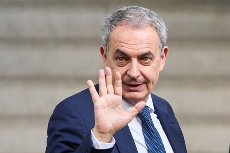 El expresidente del gobierno español José Luis Rodríguez Zapatero llega a la Audiencia Nacional para declarar ante un juez en una pesquisa sobre tráfico de influencias y otros posibles delitos relacionados con el rescate gubernamental de una aerolínea, en Madrid, España, el miércoles 17 de junio de 2026. (AP Foto/Bernat Armangue)