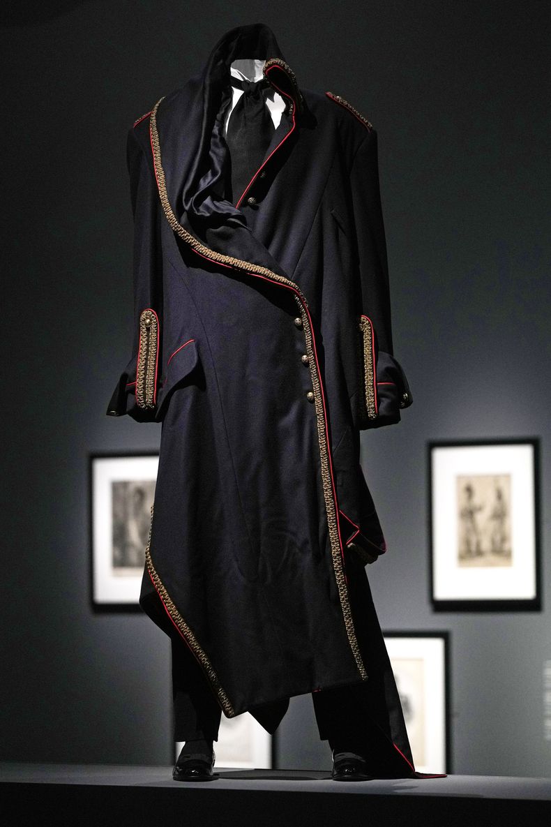 Un abrigo diseñado por John Galliano para la Casa Dior y usado por André Leon Talley se exhibe en la exposición del Instituto del Vestido del Museo Metropolitano de Arte, Superfine: Tailoring Black Style, el sábado 3 de mayo de 2025 en Nueva York. (Foto Charles Sykes/Invision/AP)