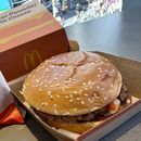 Esta fotografía muestra una hamburguesa cuarto de libra de McDonalds y papas fritas, el miércoles 23 de octubre de 2024, en Times Square, Nueva York. (AP Foto/Richard Drew)