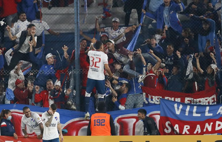 Vélez golea a Estudiantes y está en octavos de Libertadores